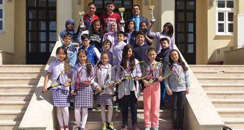 TENİSTE KUPALARI TOPLADI