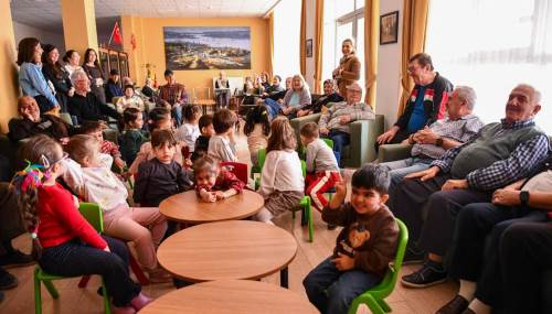 Tepebaşı Belediyesi Yaşlılar Haftası'nda minik öğrencileri ve deneyimli vatandaşları buluşturdu