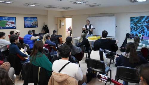 Tepebaşı’nda gençler gitar ve bağlama öğreniyor