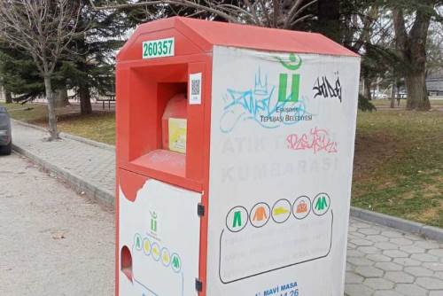 Tepebaşı’nda giysi kumbarası ilgi görüyor