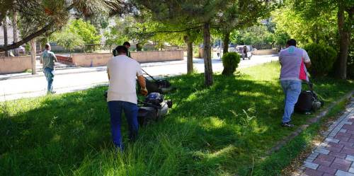 Tepebaşı’nda park ve yeşil alanlarda çim biçme çalışmaları sürüyor