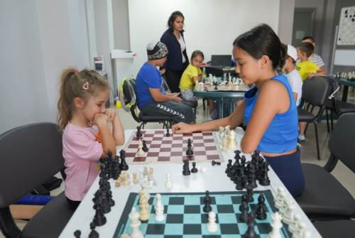 Tepebaşın'da satrançla tatil hem keyifli hem öğretici geçiyor
