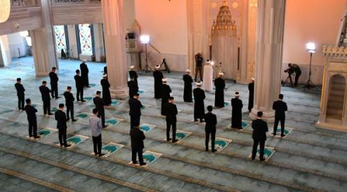 Teravih Namazı Kaç Rekat? Adım Adım Teravih Namazı Kılınışı ve En Çok Merak Edilenler