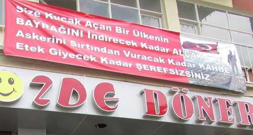 TERÖRE TEPKİ İÇİN PANKART ASTI