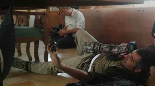 Teröristler gazetecilere ateş açtı: 2 yaralı