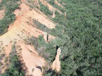 Tesadüf eseri ormanda peri bacalarını keşfetti!