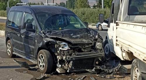 Ticari Araçla Kamyonet Çarpıştı; 9 Yaralı