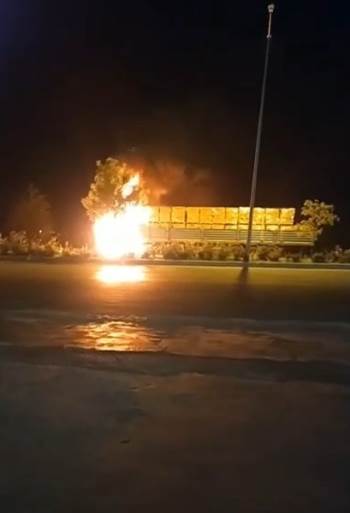 Tır Alevlere Teslim Oldu
