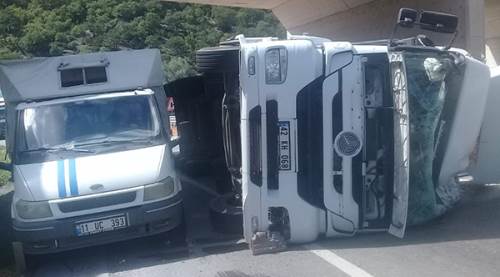  Tır devrildi, kilometrelerce kuyruk oluştu