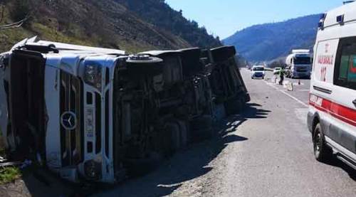 TIR devrildi, sürücüsü yaralandı