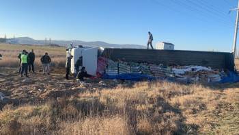 Tır Devrildi, Tonlarca Maden Suyu Araziye Saçıldı
