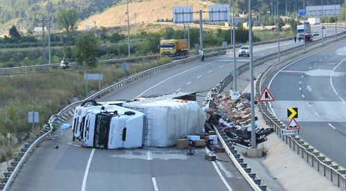 Tır devrildi yol kapandı
