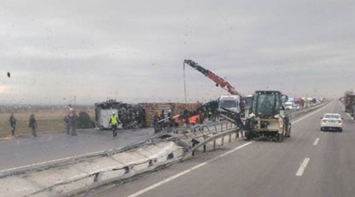 Tır devrildi yol kapandı