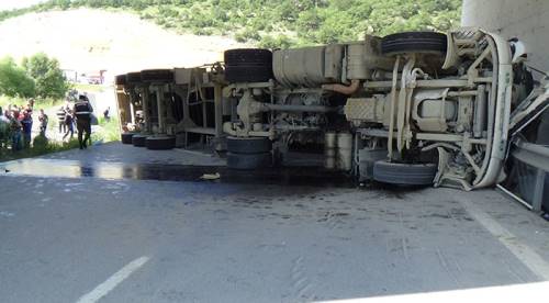 Tır devrildi yol trafiğe kapatıldı