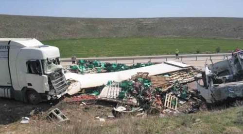 TIR faciası: 2 ölü, 1 yaralı!