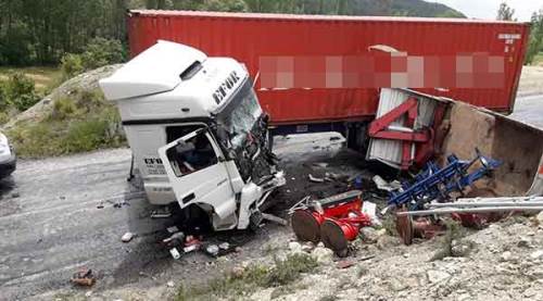TIR ikiye ayrıldı, kamyonet parçalandı!