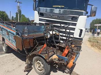 Tır İle Çarpışan Tarım Aracındaki Baba Öldü, Kızı Ağır Yaralandı
