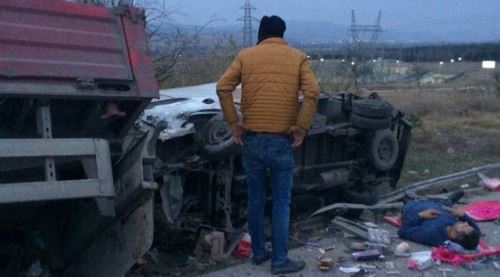 Tır ile kamyonet çarpıştı: 2 yaralı