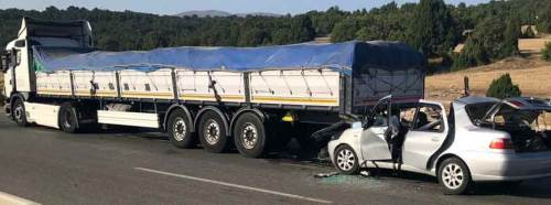 TIR'ın altında kaldılar: 2 ölü, 4 yaralı!