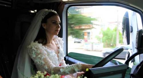 TIR'ın direksiyonundaki gelin göreni şaşırttı	