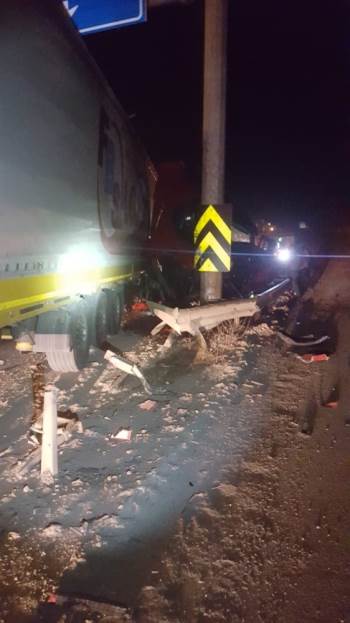 Tır Kaza Yaptı, Sürücüsü Yara Almadan Kurtuldu
