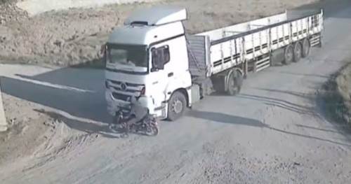Tır önüne kattığı gibi sürükledi: Kaza anı kamerada!
