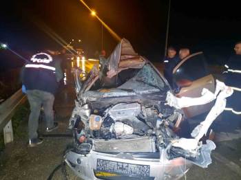 Tıra Arkadan Çarpan Otomobilin Sürücüsü Yaralı Arkadaşlarını Bırakıp Kaçtı
