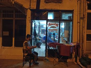 Tıraş Olmakta Gecikenler Bayramı Berber Ve Kuaför Salonlarında Karşıladı
