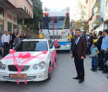 Tırı Gelin Arabası Yaptı
