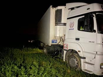 Tırın Akaryakıt Deposu Yerinden Koptu, Kilolarca Yakıt Tarlaya Döküldü
