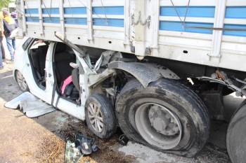 Tırın Altına Giren Otomobildeki Anne Ve Kızı Ağır Yaralandı
