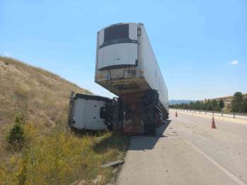 Tırın Çarptığı Kamyonette 2 Kişi Yaralandı
