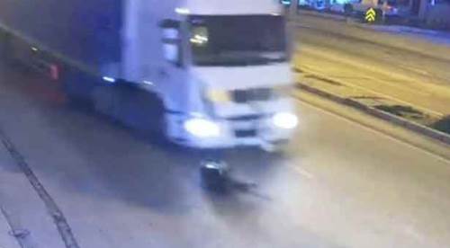 Tırın çarptığı kişi metrelerce sürüklendi!