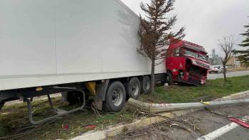 Tırın Kontrolden Çıktığı Kazada Faciadan Dönüldü.
