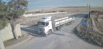 Tırın Motosiklete Çarpıp Sürüklediği Anlar Güvenlik Kamerasında
