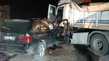 Tırla Çarpışan Otomobilde 3’Ü Polis Memuru 4 Kişi Yaralandı
