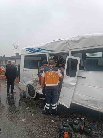 Tırla Dolmuşun Çarpıştığı Kazada 9 Kişi Yaralandı
