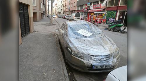 Titiz öğretmenin aracına streç film