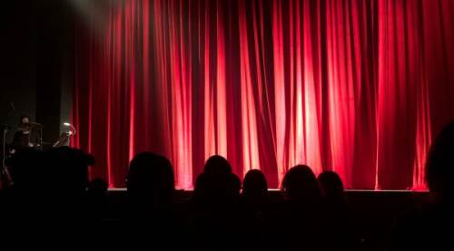 Tiyatroya Giderken Ne Giyilir? İlk Kez Gidenler İçin Kapsamlı Rehber