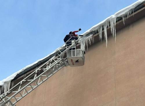 Tomarza’da çatılarda oluşan buz sarkıtları temizlendi