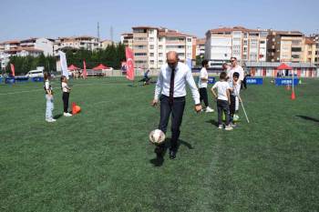 Topun Başına Geçti, Çocuklarla Çocuk Oldu
