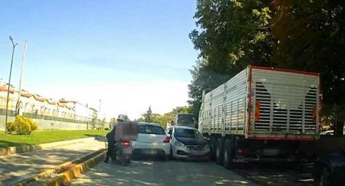 Trafiği hiçe saydı: Karşısına çıkan sürücüler neye uğradığını şaşırdı!