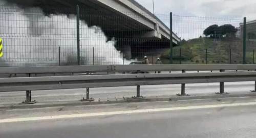 Trafiği paniğe sokan yangın: Üsküdar'da lüks araç alev aldı!