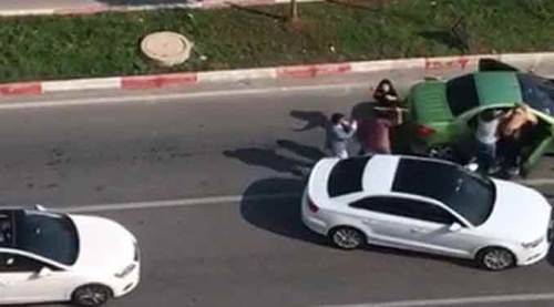 Trafiğin ortasında 'sopalı' dehşet!