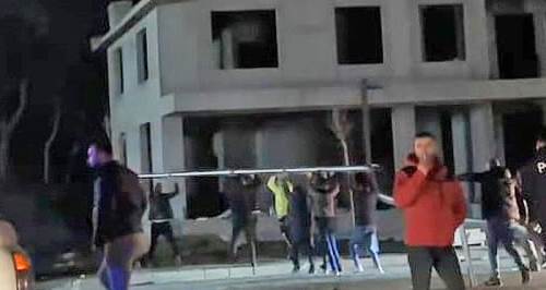 Trafiğin ortasında elektrik direğini kaldırıp götürdüler! İşte o anlar...