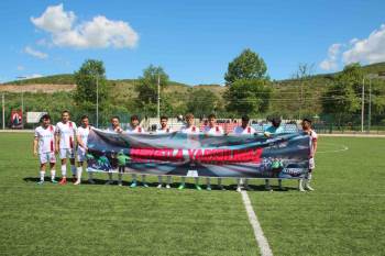 Trafik Haftası’Nda ’Hayatla Yarışılmaz’ Yazılı Pankartla Sahaya Çıktılar
