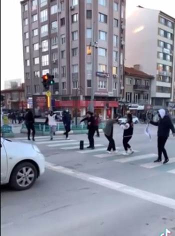 Trafik Işıklarında Oyun Havası Oynadılar
