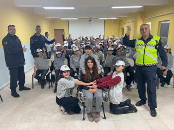 Trafik Jandarma Ekipleri Öğrencileri Bilgilendirdi
