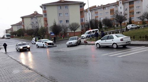 Trafik kazasında 2'si çocuk 3 kişi yaralandı