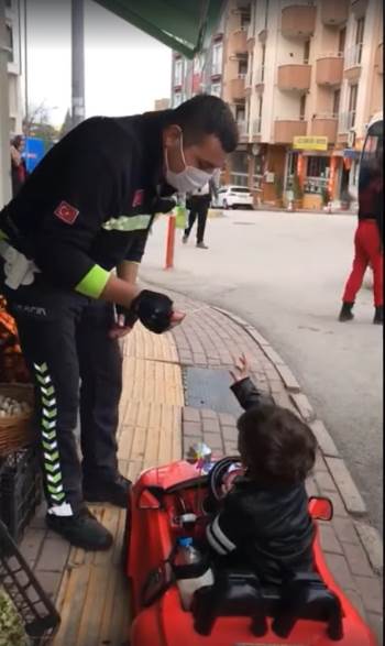 Trafik Polisi Akülü Arabası İle Kaldırımda Bulunan Çocuğa Ehliyet Ve Ruhsat Sordu
